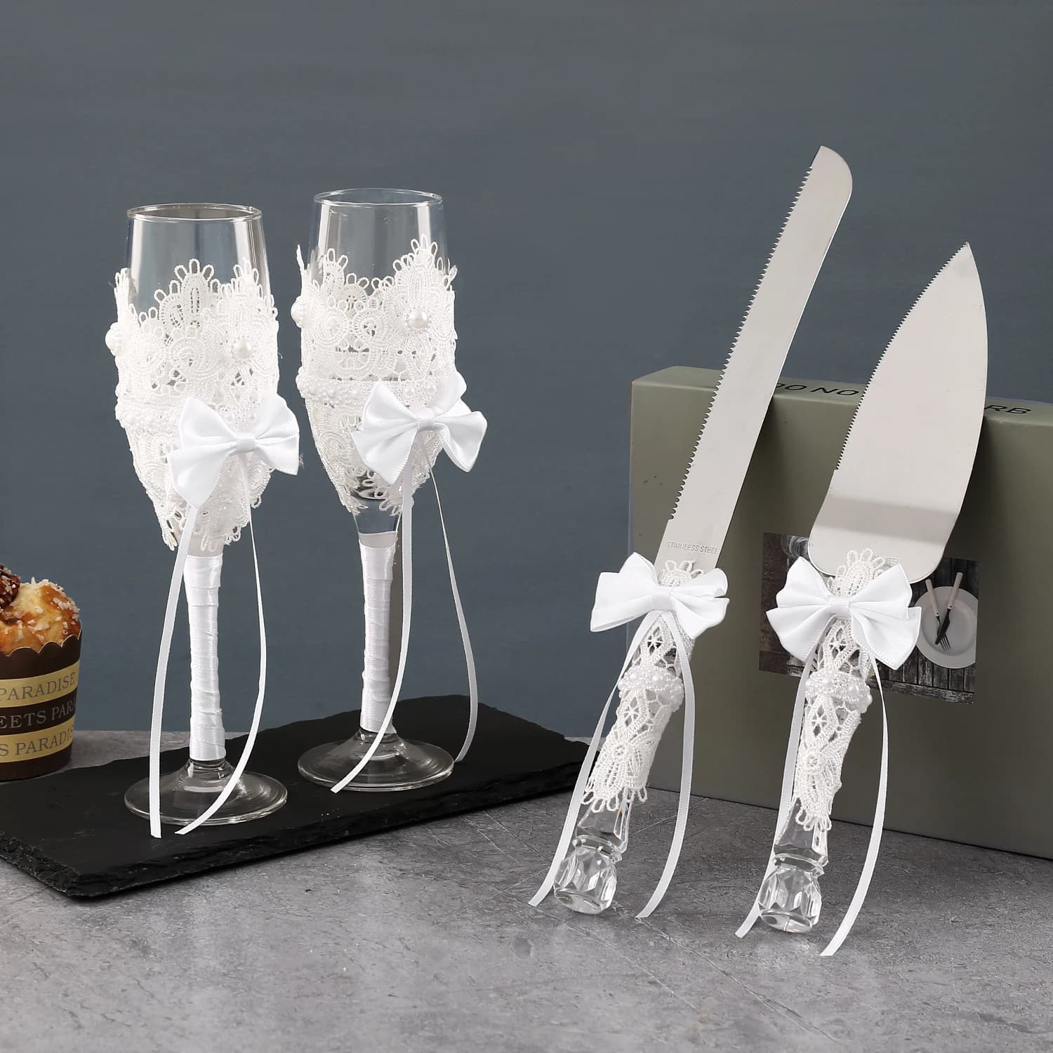 Set regalo da quattro pezzi con fiocco in vetro a stelo alto per matrimonio in stile occidentale, tazza da vino, coltello e spatola