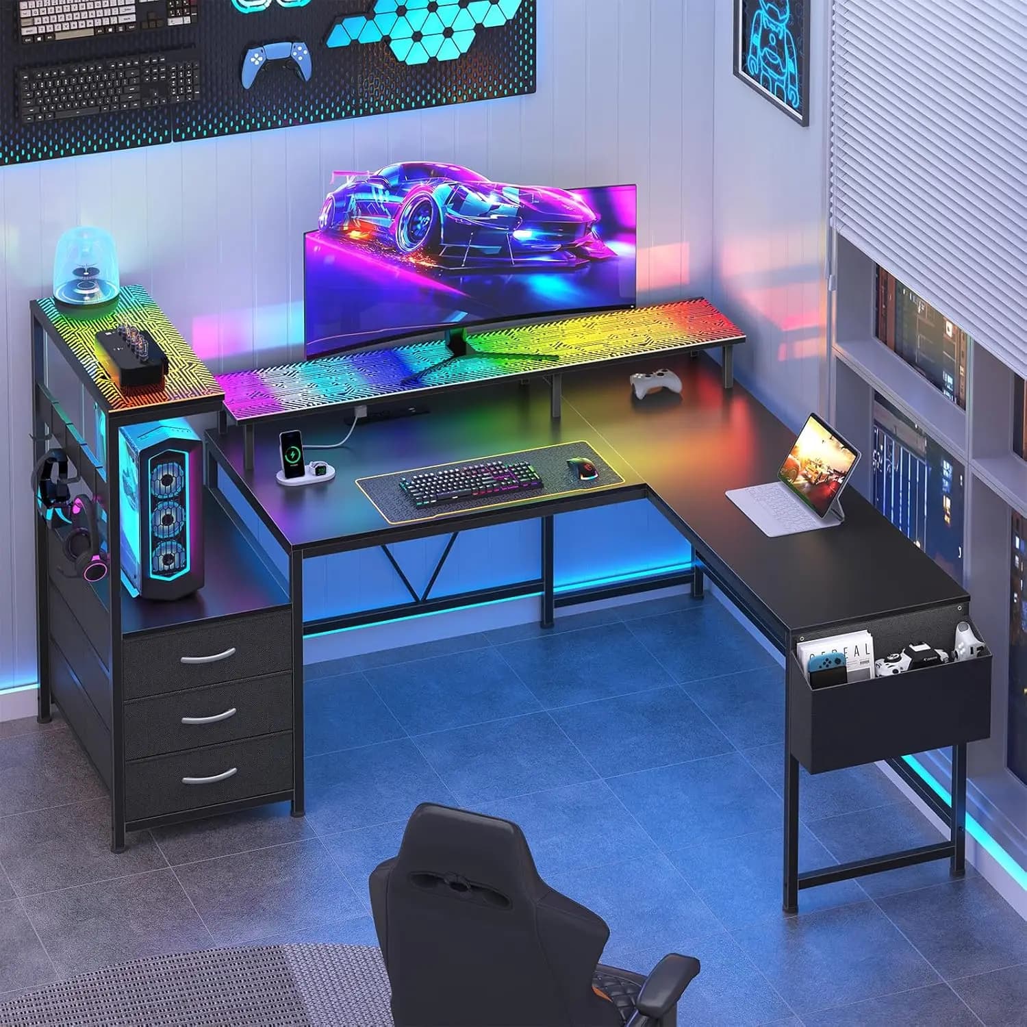 Scrivania da Gaming a L con Presa di Corrente, Luci LED, 3 Cassetti Reversibili, Supporto Monitor, Pannello Forato, 63 Pollici, Personalizzabile