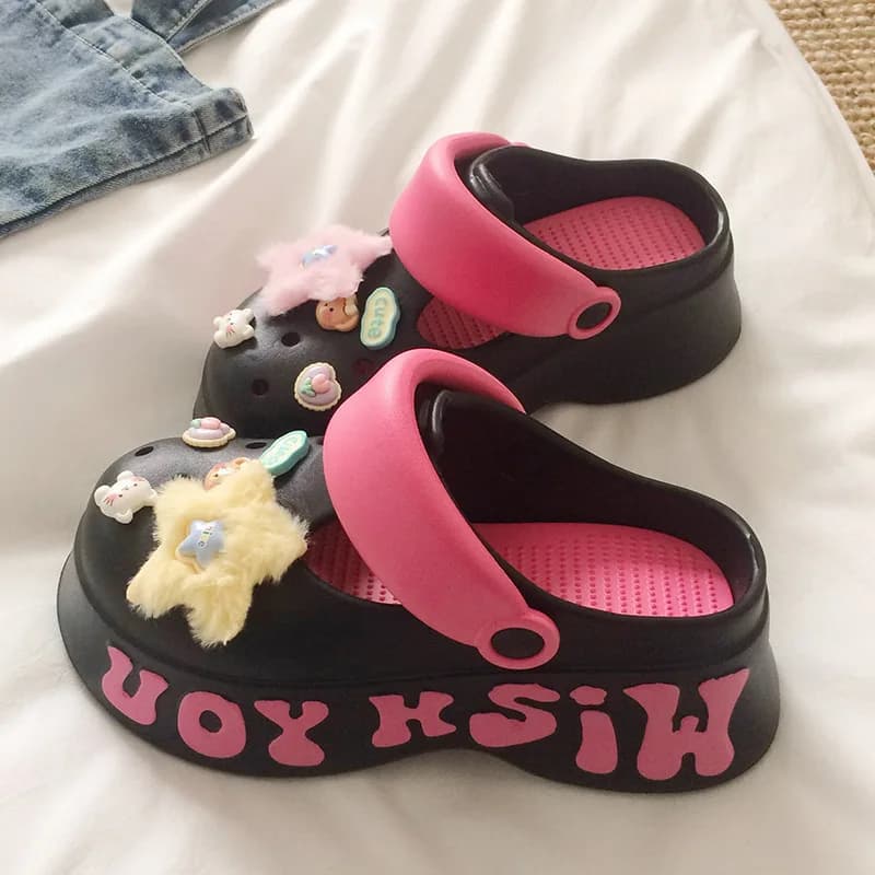 Simpatiche scarpe da donna con foro in vita con suola spessa in EVA, nuove pantofole da spiaggia rialzate alla moda estiva.