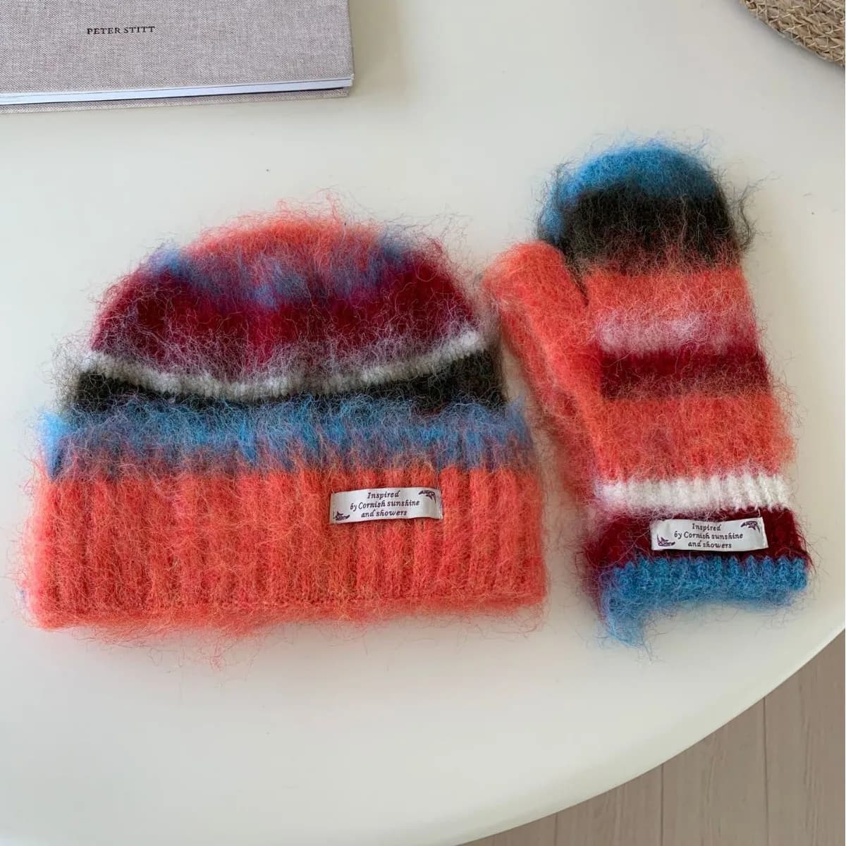 Set Invernale Stile Coreano per Donna: Berretto in Lana a Righe e Guanti Lavorati a Maglia