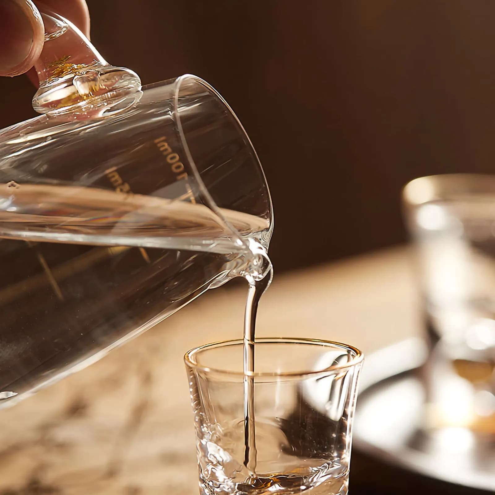 Decanter per Vino in Vetro Cristallino con Finitura in Lamina, Progettato per Respirazione e Rilascio di Aromi Ottimali del Vino, Accessorio da Bar