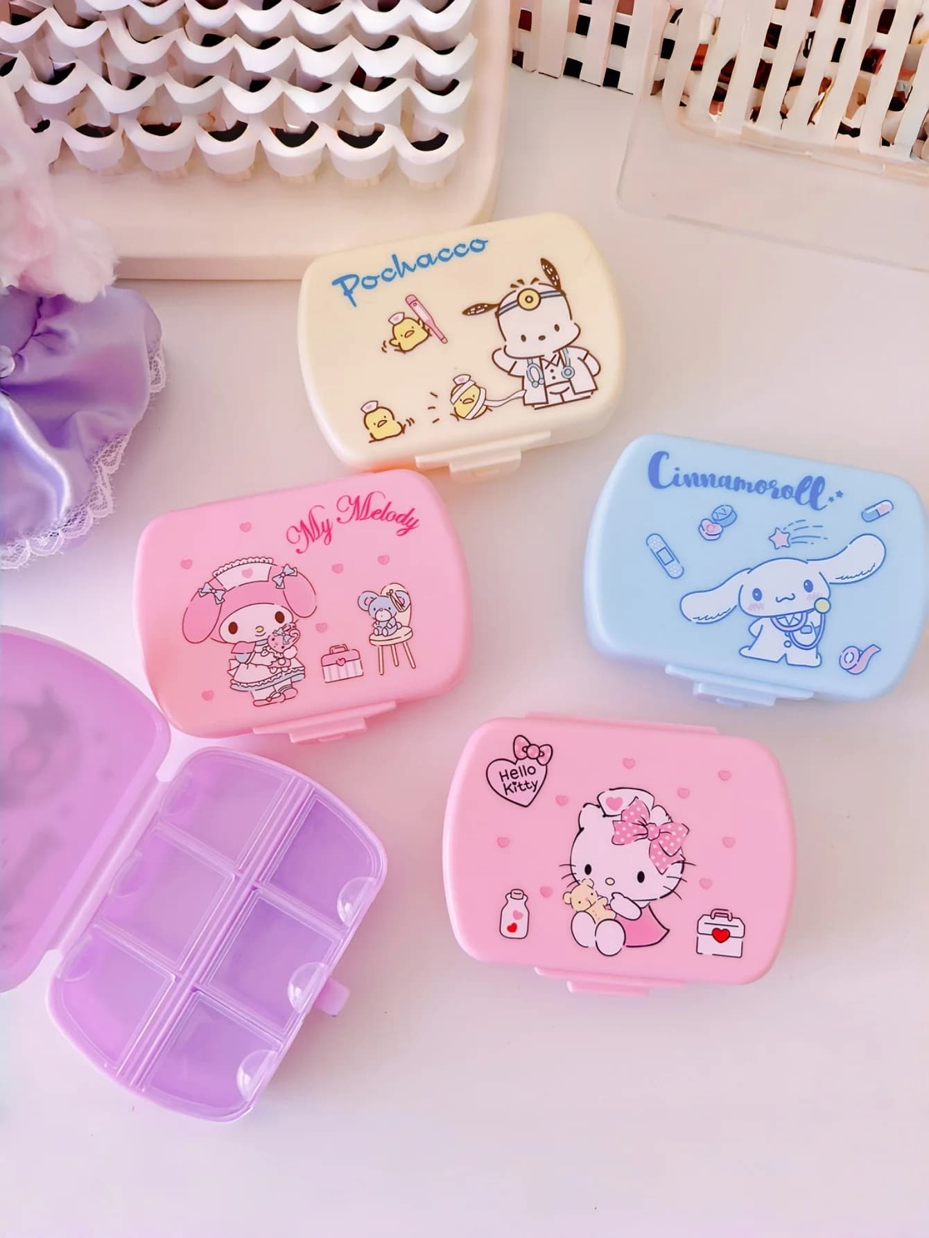 1 Kawaii pills box with Cinnamoroll motifs, Hello Kitty, My Melody, Kuromi, light, square, plastic, for medicines