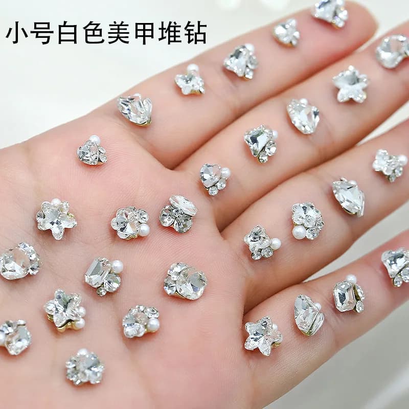 Accessori per unghie impilati di lusso Mini disegni a forma di ascia a forma di cuore Ciondoli per unghie Strass di perle per decorazioni per unghie 3D