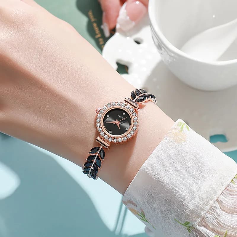 Women's wristwatch at the New Quartz Fashion 2026 with Foil Design, Sottile Strap, Round Dial with Rhinestones and Strap Adjustable Bracelet