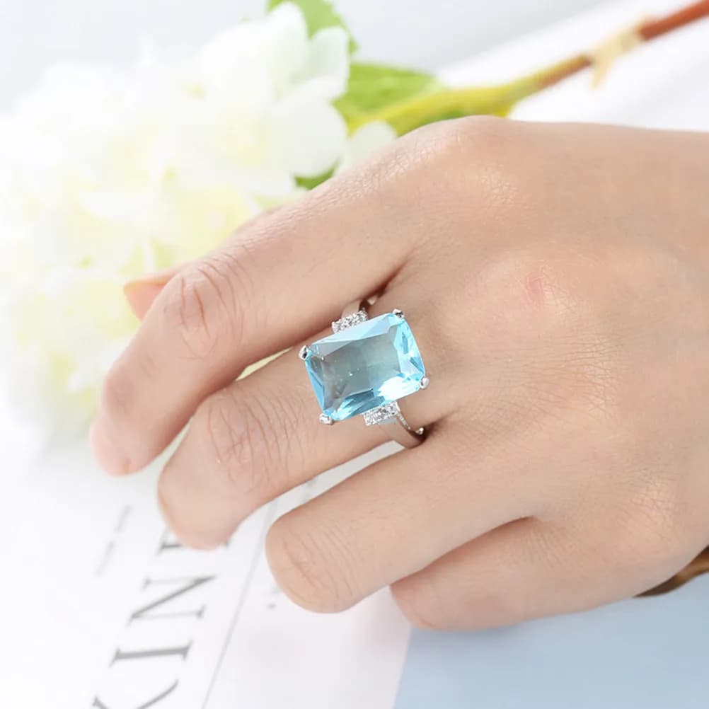 Elegante Anello con Topazio Azzurro, Gioiello da Donna per Fidanzamento, Matrimonio e Uso Quotidiano, Design Senza Tempo