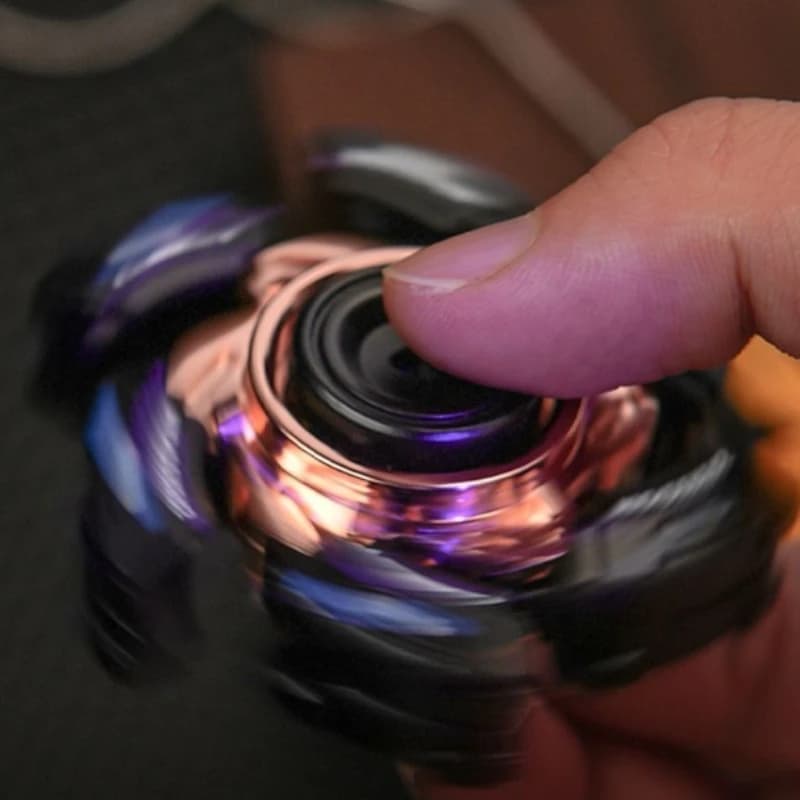 Fidget Spinner EDC: Giocattolo Antistress e Antiansia per Adulti con Rotazione Fluida, Design Cool Armor, Portatile