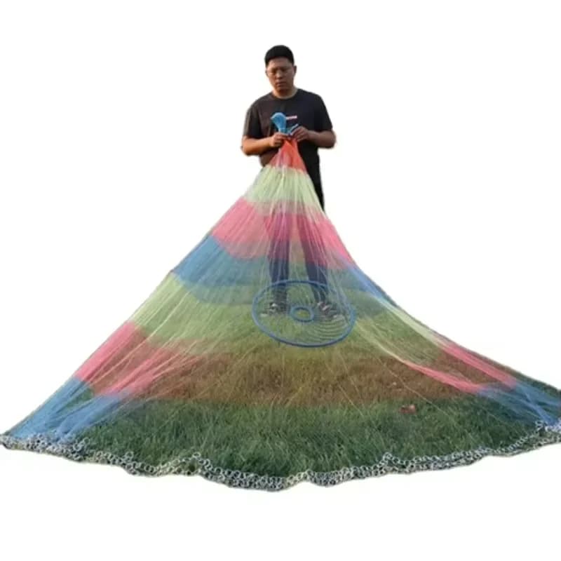 Rete da pesca artigianale in nylon monofilamento ad alta resistenza, colorata e robusta.