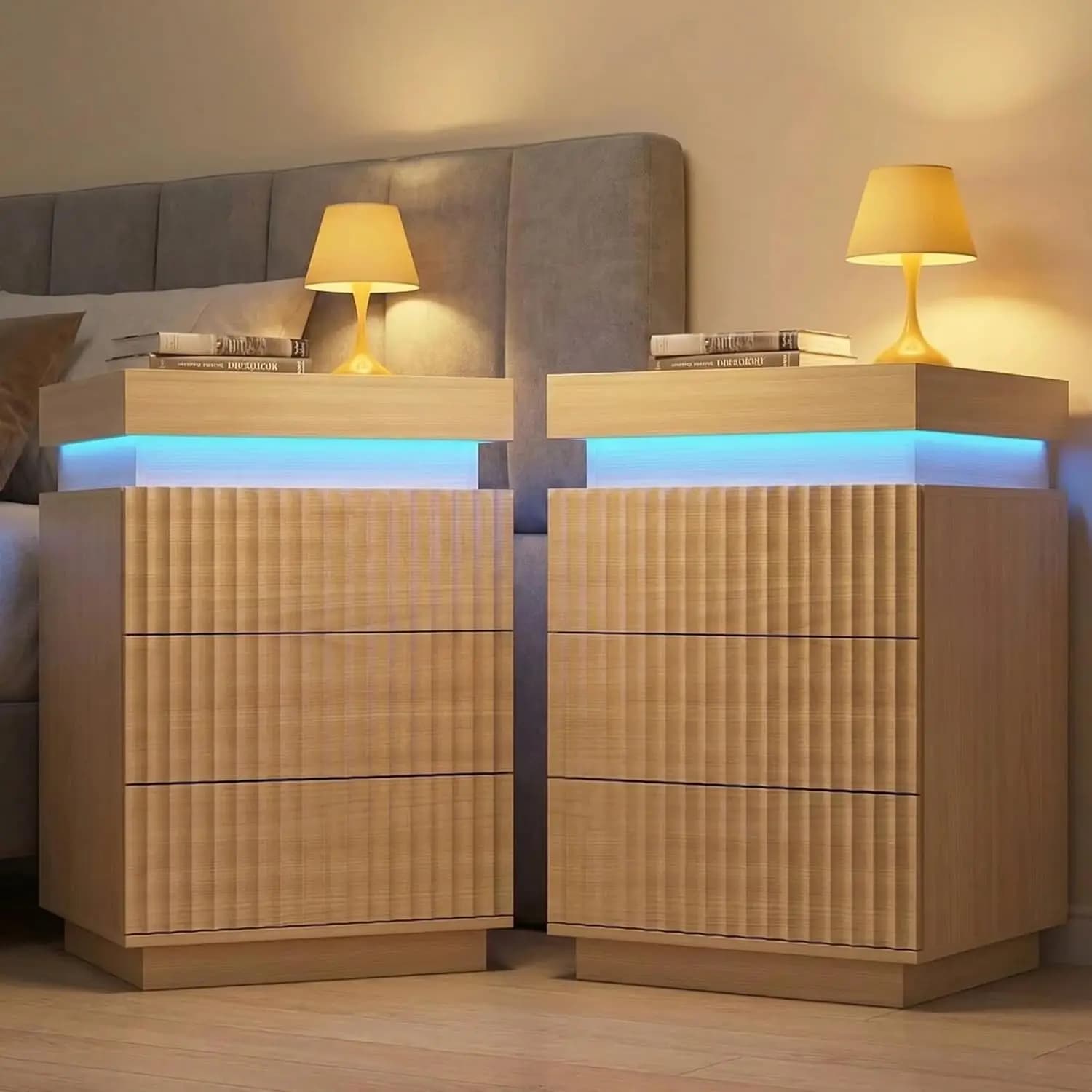 Set di 2 comodini LED con stazione di ricarica, piano scorrevole scanalato, 3 cassetti, gestione cavi, tavolini da camera in legno, personalizzabili