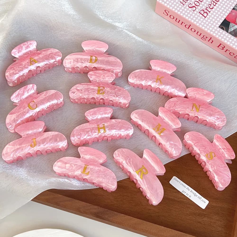 Fermaglio per capelli rosa con lettera color oro dal design creativo da 8,5 cm, semplice clip in acrilico con squalo, accessori per capelli, temperamento, artiglio per capelli per ragazze
