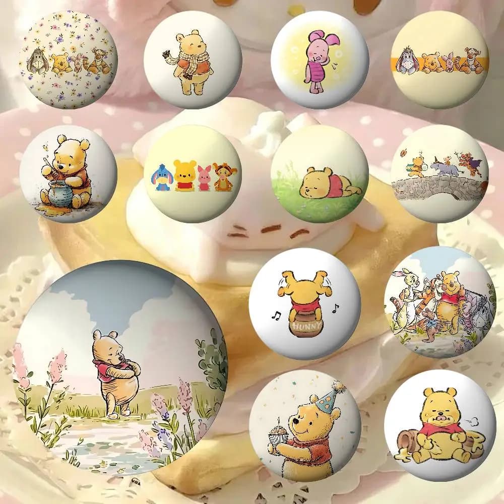 Spilla/Badge in Metallo Morbido Personalizzabile Winnie the Pooh Classico Cartone Animato Kawaii, Accessori Gioielli per Cappello