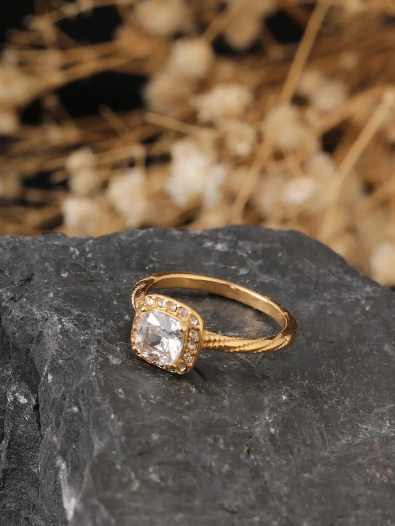 Anello a spirale grande quadrato a forma di fortezza in acciaio inossidabile placcato oro 18 carati con zirconi cubici, simbolo di amore solido, adatto per ogni occasione.