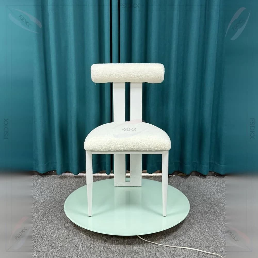 Sedia da Pranzo Classica in Velluto Bianco con Gambe in Metallo Dorato, Stile Unico, Perfetta per l'Arredamento della Sala da Pranzo