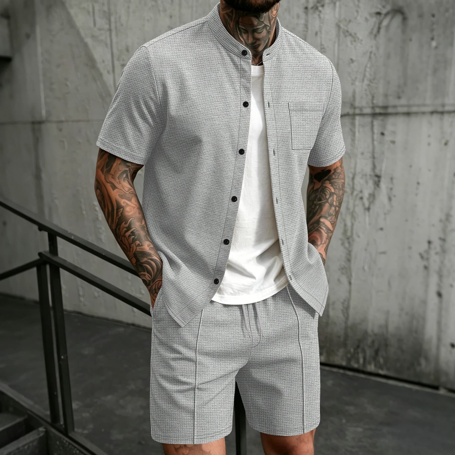 Completo da uomo a 2 pezzi, camicia a maniche corte con colletto alla coreana e tasca sul petto e pantaloncini con coulisse, set coordinato casual