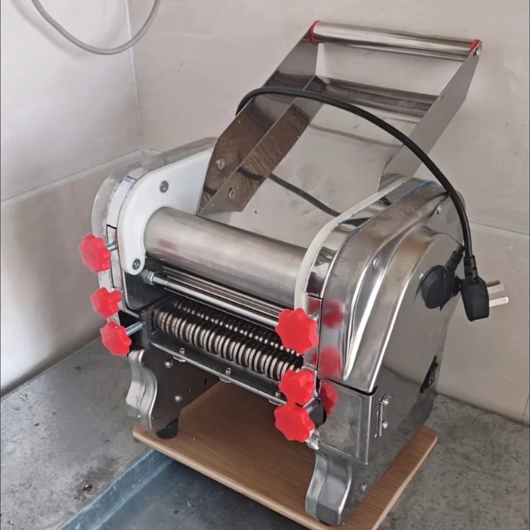 Macchina Elettrica Commerciale in Acciaio Inossidabile per la Produzione di Noodles Freschi, Pressa per Impasto Ramen per Cucina Domestica con Motore come Componente Principale