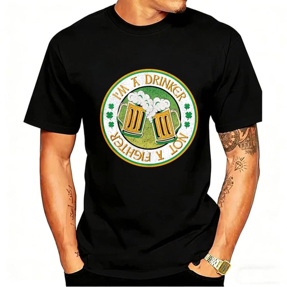 T-shirt con stampa 'I Am A Drinker Not A Fighter' con bicchieri di birra e trifogli, regalo per la festa di San Patrizio per amici