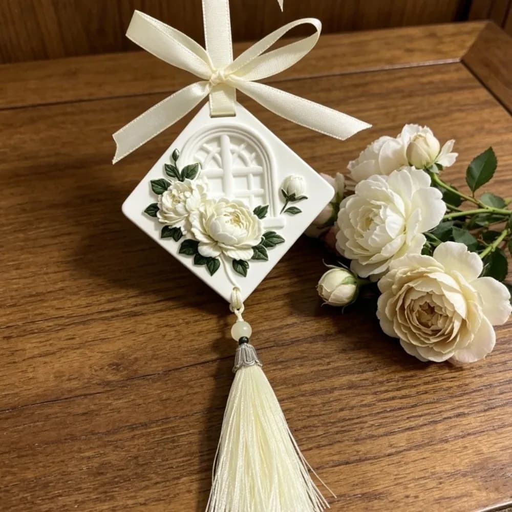 Deodorante per Auto in Gesso con Motivo a Rilievo, Stile Europeo, Bianco, Profumo di Peonia e Rosa, Pendente Aromatico da Parete