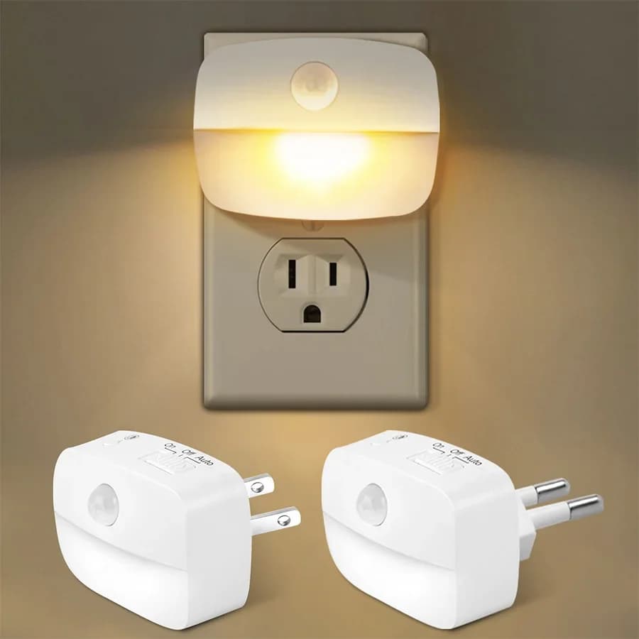 Sensore di movimento della luce notturna a LED Lampada da spina UE USA Luci notturne per la decorazione della camera da letto dei bambini Corridoio Scale Lampada da notte da comodino WC