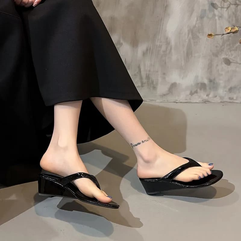 Women's Summer New Beach 2026 Casual Fashionable Wedge Heel Sandals Women Round Toe Comfortable Elegant Platform Flip Flops