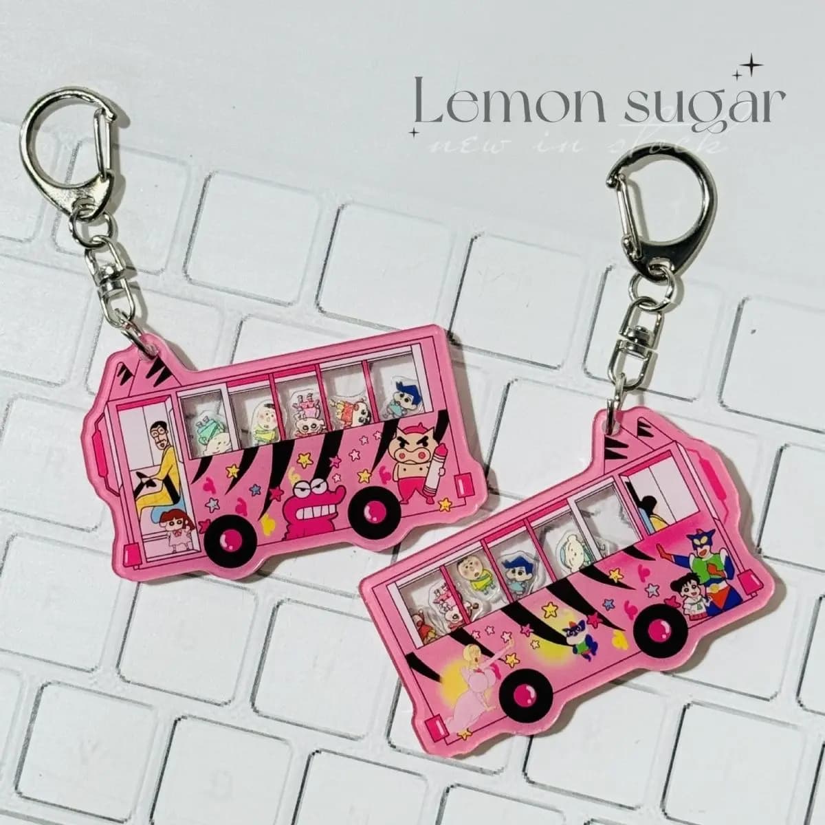 Crayon Shin-chan school bus shake toy pendant keychain backpack decoration, cute, acrylic and can shake