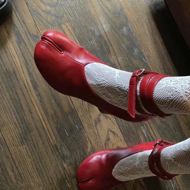 2025 Vintage Spring Fashion Split Toe Women Décolleté Grosso Round Strap Buckle High heels Red leather designer shoes Woman
