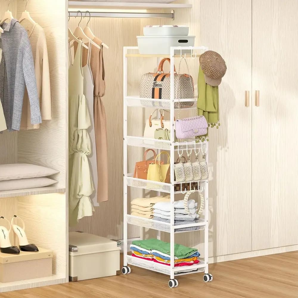 Organizzatore per Armadio a 6 Ripiani con 12 Ganci, Scaffale Alto, Ruote Bloccabili e Piano in Legno, Supporto per Borse Robusto e Mobile, Bianco