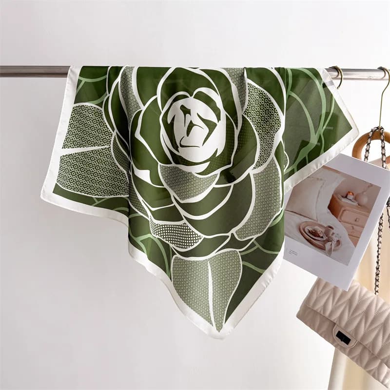 Foulard Quadrato in Seta da 70 cm con Stampa Rose, Elegante e Sottile, Traspirante, Antivento, per Donna, Sciarpa Morbida per Capelli e Testa