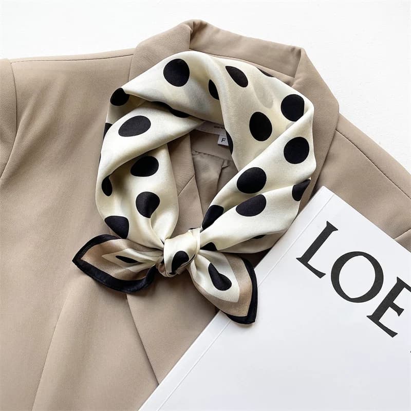 2024 nuova sciarpa di pura seta piccola piazza moda signora collo fascia per capelli donne Foulard Bandana femminile moda cravatta stampa fazzoletto da collo