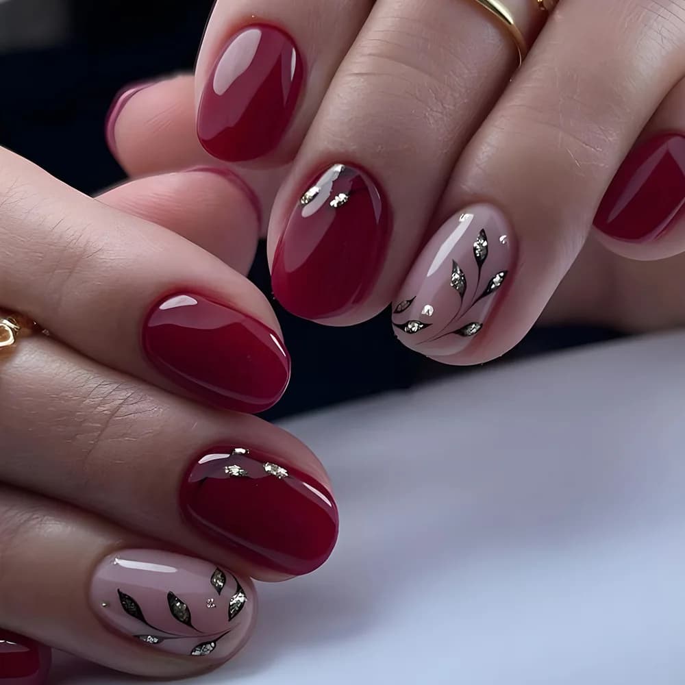 Nuova Collezione 2026: Nail Art Minimalista in Rosso Vino, Rosa Nude e Glitter Effetto Foglia - Delicata ed Elegante per il Capodanno