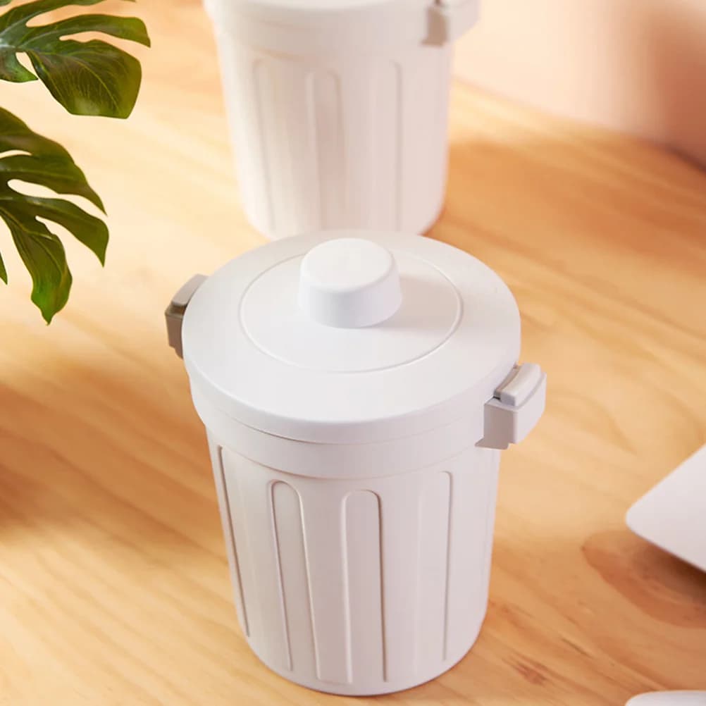 Elegante mini cestino grigio chiaro con coperchio per uso su scrivania, salvaspazio per cucina, cassetti e armadietti