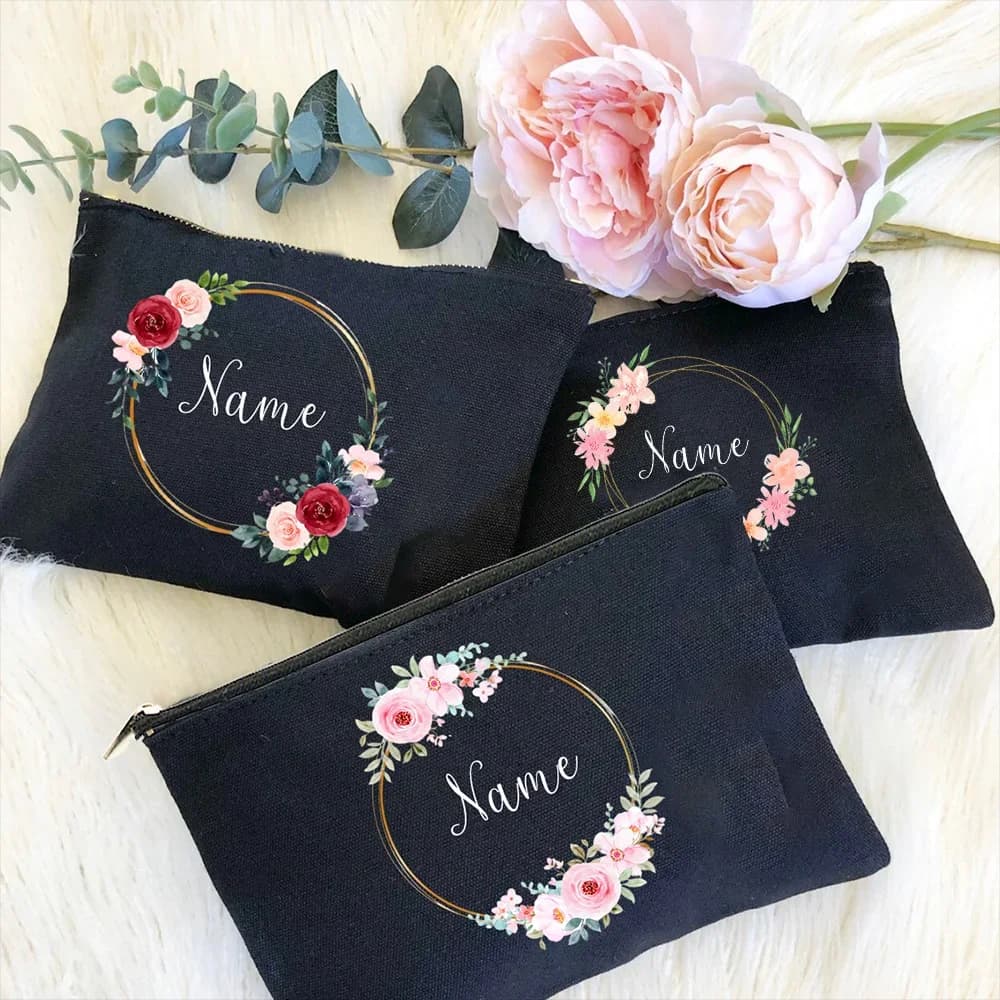 Borsa per il trucco della damigella d'onore personalizzata borsa per cosmetici con ghirlanda floreale regalo personalizzato Organizer per articoli da toeletta da viaggio Canvans pouch Girls Trip Gift