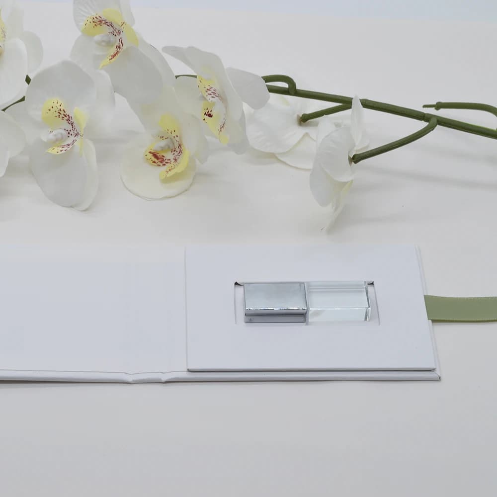 Elegante Scatola USB Personalizzata in Carta - Confezione Portatile Artigianale con Logo Personalizzato - Packaging per Chiavette USB