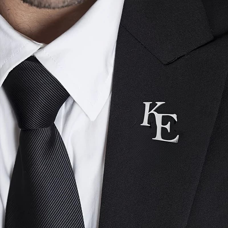 Spilla con lettera personalizzata, abito da sposa personalizzato con due lettere, accessori quotidiani, gioielli con distintivo simmetrico per coppia in acciaio inossidabile