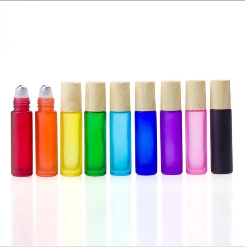 Bottiglia di vetro colorato satinato da 10 ml, sfera in acciaio, forma in legno, crema per gli occhi, profumo, olio essenziale, confezione per la cura della pelle del deodorante