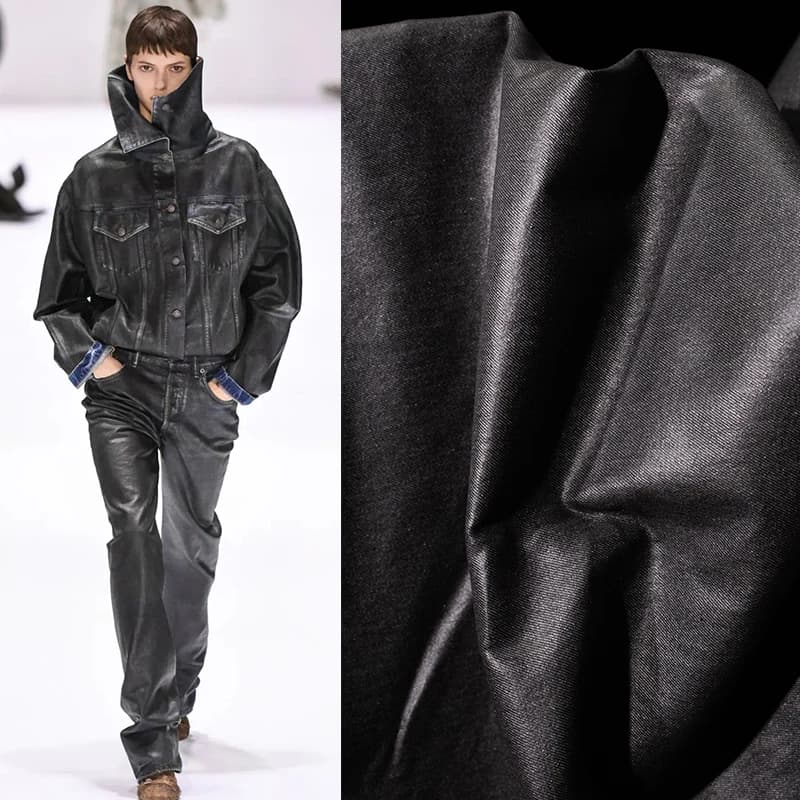Tessuto denim liscio lucido con cera d'olio grigio nero per sfilata di moda di Parigi ampio rivestimento creativo panno di design cucito fai da te al metro