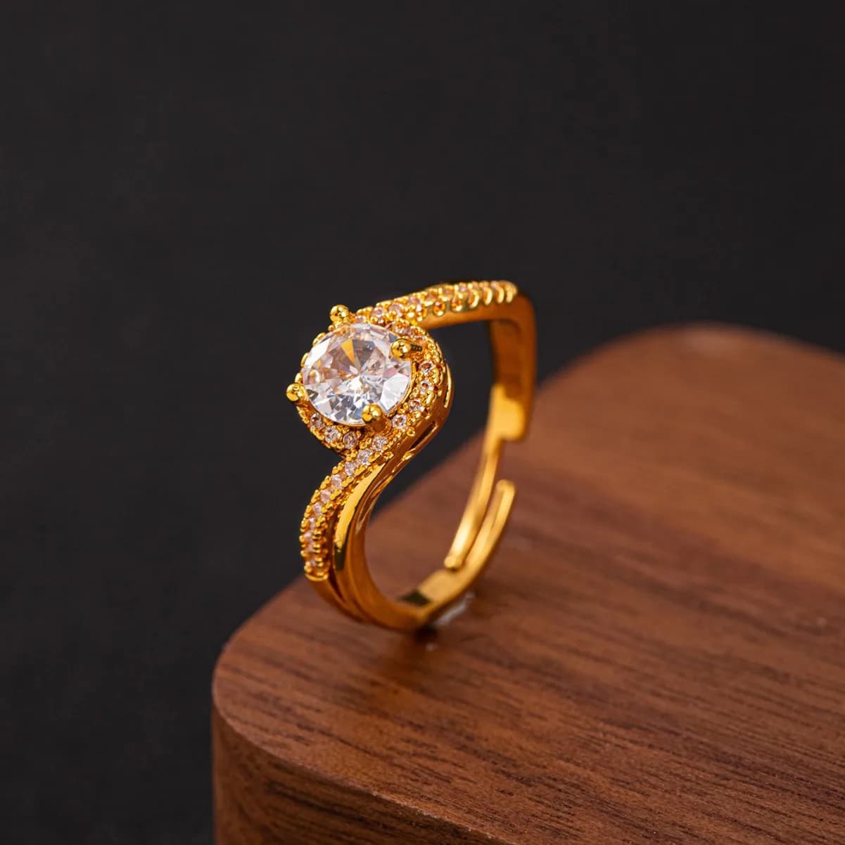 Anello regolabile con zirconi incastonati, stile europeo e americano, di lusso leggero, semplice e versatile, con un tocco di alta gamma.