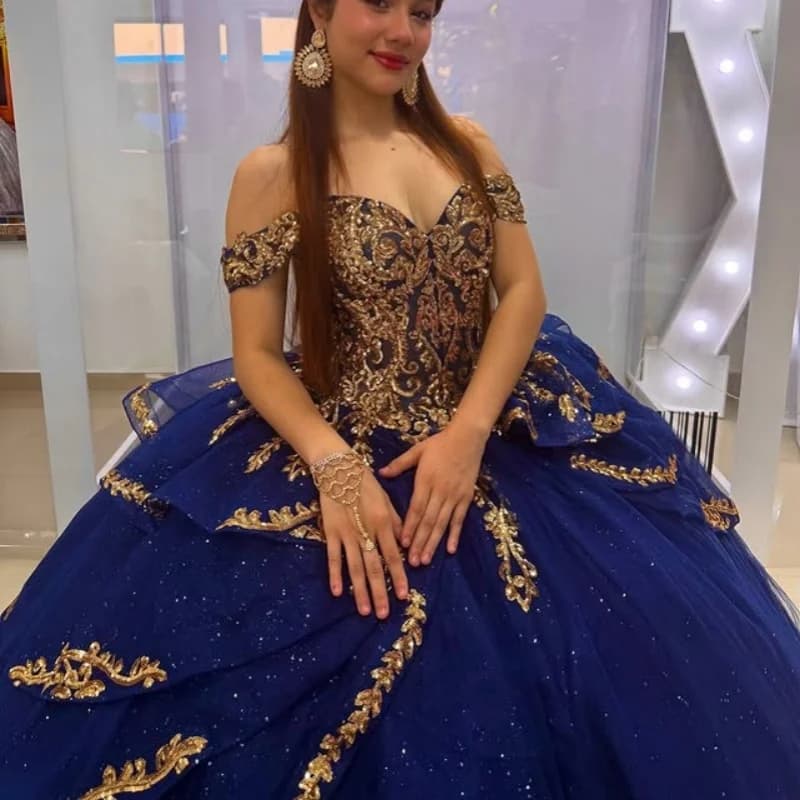 Abiti Quinceanera blu royal personalizzati con spalle scoperte applique con paillettes dorate stratificazione Tull Coda lunga Vestido 15 Quinceanera