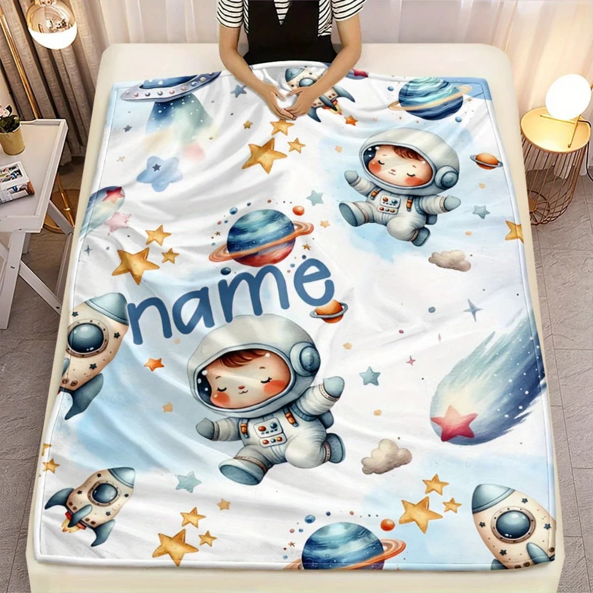 Customized astronaut patterned flannel blanket, lightweight, soft, warm winter blanket, suitable for sofas, camping, office bed