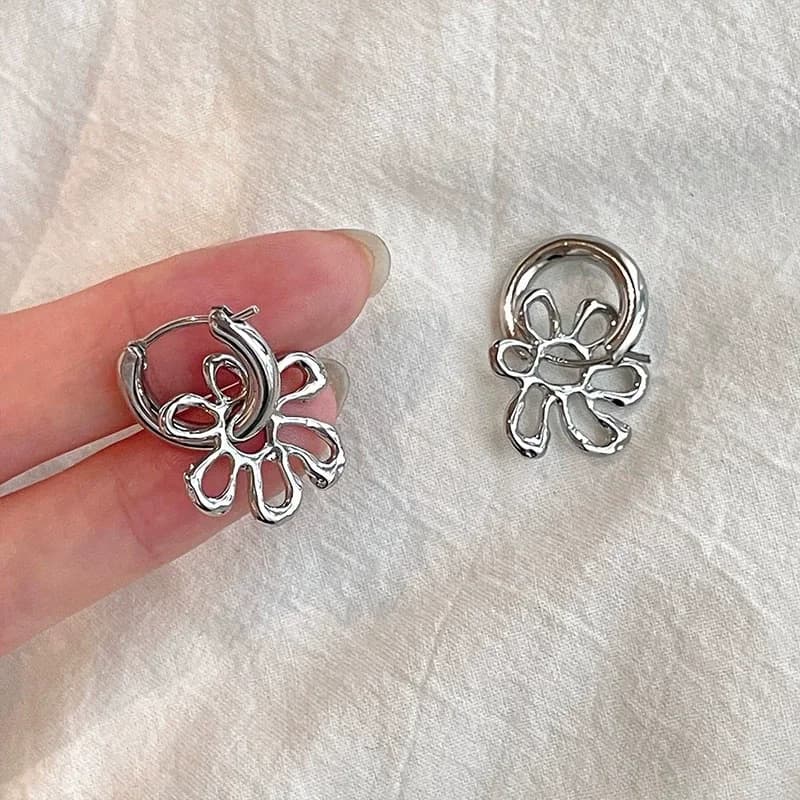 Orecchini a cerchio con fiori in metallo cavo color argento semplice alla moda per ciondoli da donna Accessori per gioielli estetici Nuovo