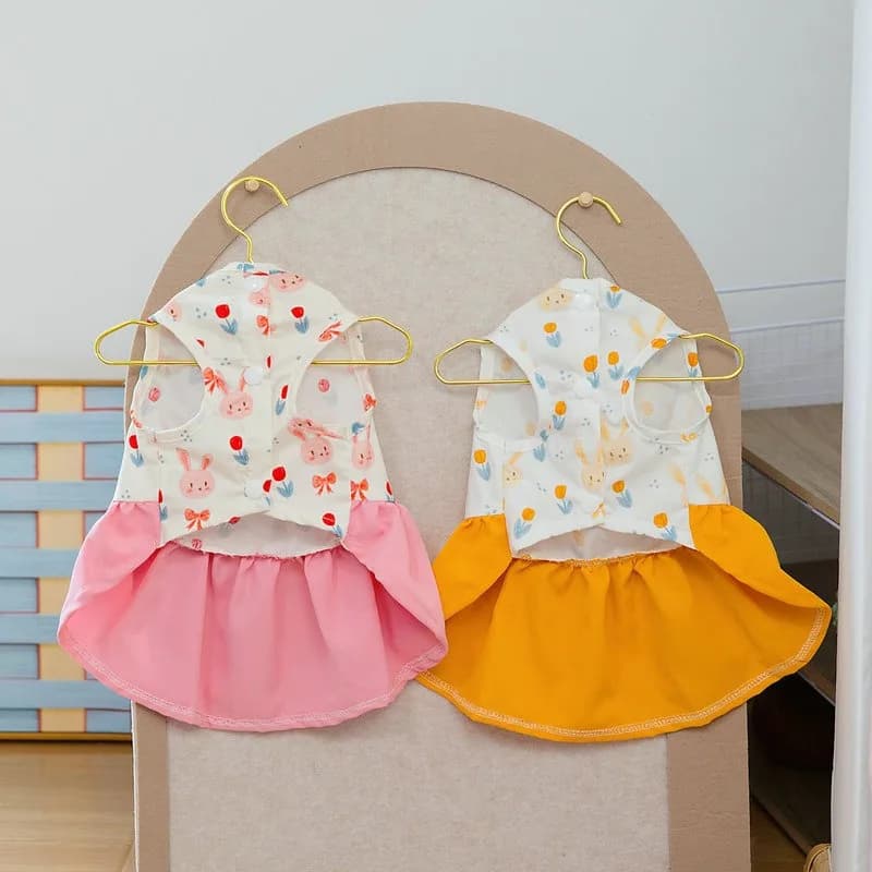 Abito modellante per cartoni animati Primavera ed estate Vestiti sottili per cani Cucciolo Gonna morbida da principessa Camicia senza maniche con bottoni aperti