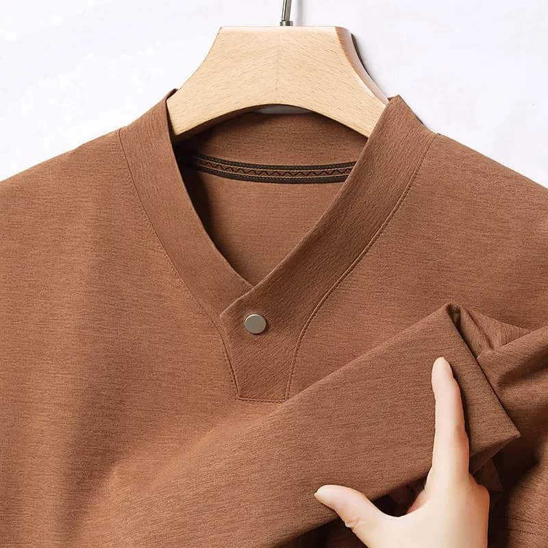 2025 T-shirt a maniche corte tinta unita con scollo a V a un bottone casual e alla moda da uomo in stile coreano 2025 Top versatile estivo