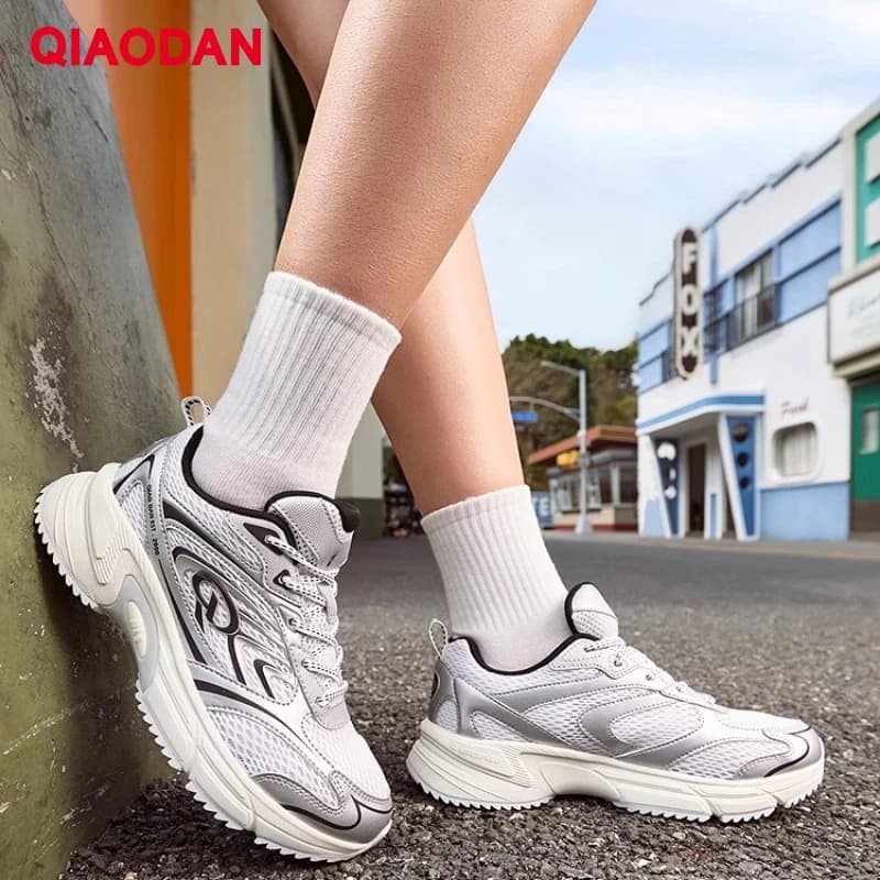 QIAODAN Scarpe da corsa da donna Scarpe da passeggio ultraleggere e traspiranti Scarpe da ginnastica atletiche per esterni antiscivolo QXL042252406R