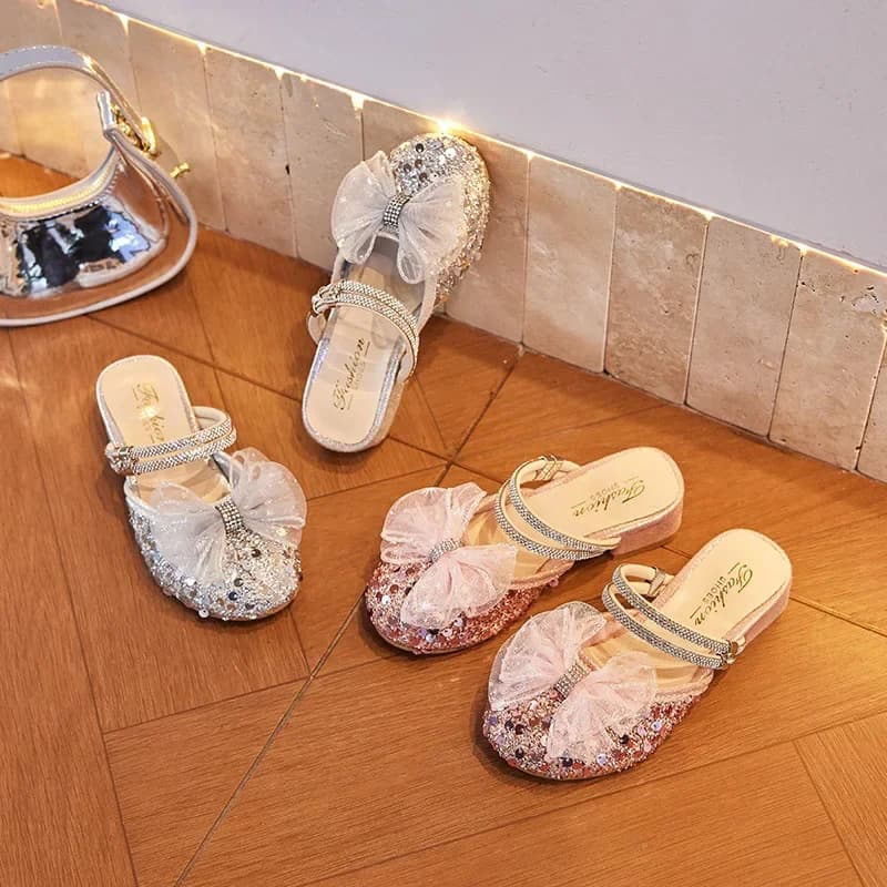 Sandali moda per bambini per ragazze 2025 Estate Nuovo stile coreano Morbide antiscivolo Versatili Chic Scarpe eleganti da principessa per feste