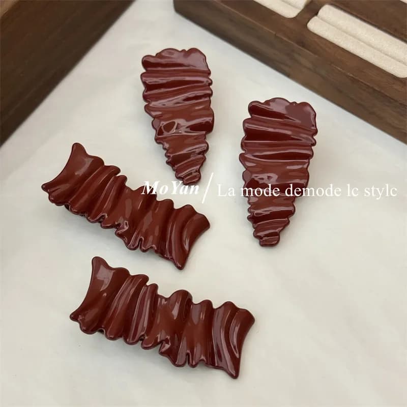 New Year's red pleated alloy hairpin, versatile femininity, side bangs clip, simple red duckbill clip, broken hair card