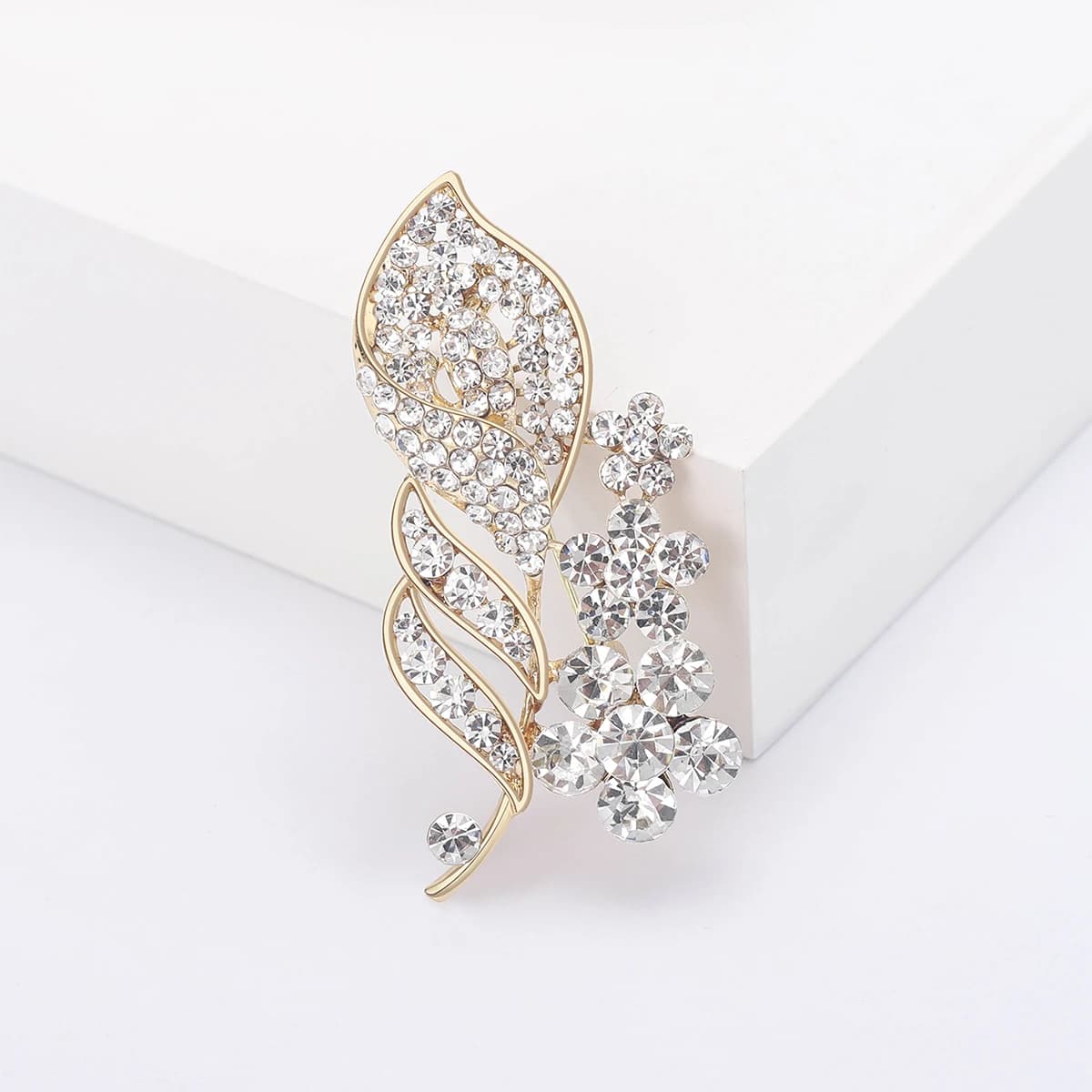 Spille a foglia di strass per le donne spille per piante smaltate Unisex banchetto zaino per feste regali accessori per gioielli
