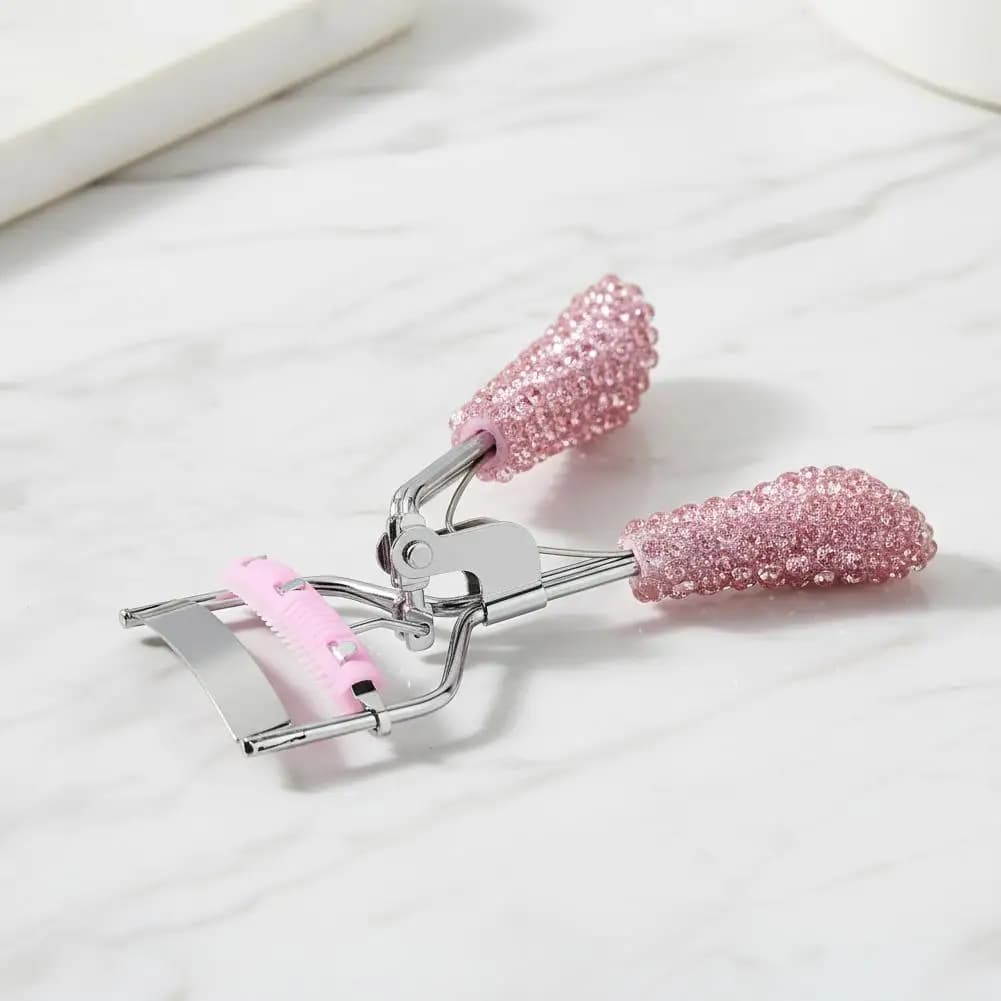 Piegaciglia con Manico in Strass Rosa e Pettine Integrato, Piegaciglia Professional per All Types of Eyes, Tool per Arriccia le Ciglia