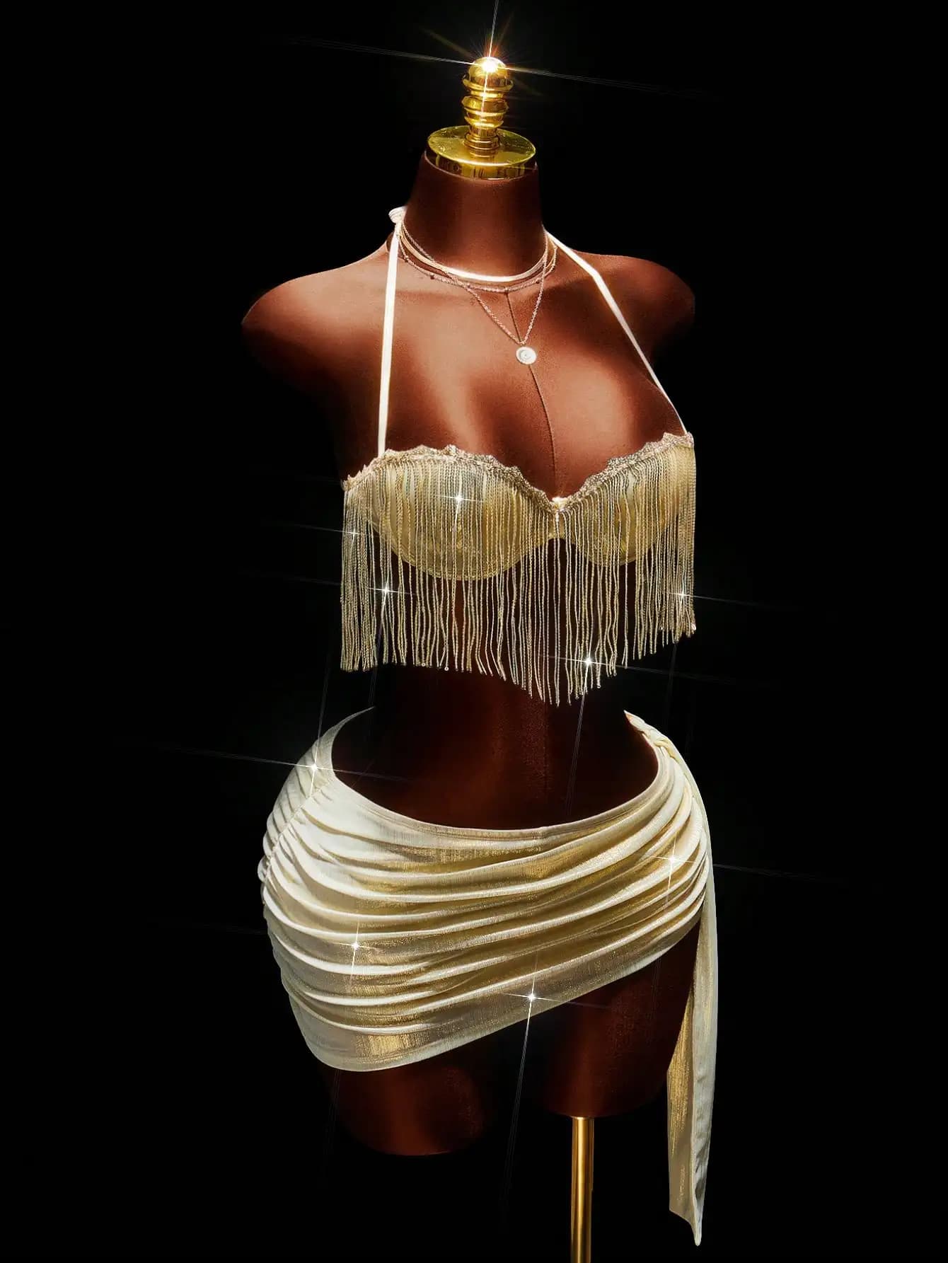 Set di top corto con paillettes e frange e minigonna con orlo asimmetrico e volant, outfit sexy da festa