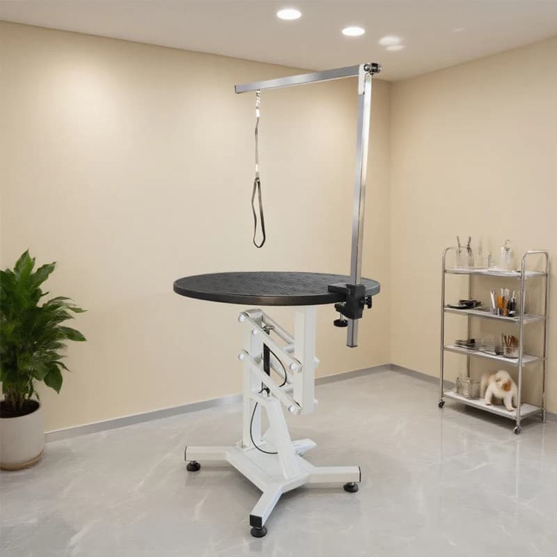 Tavolo per toelettatura per animali domestici rotondo pneumatico regolabile STLF con rivestimento in polvere per piccoli animali domestici e strumenti per toelettatura.