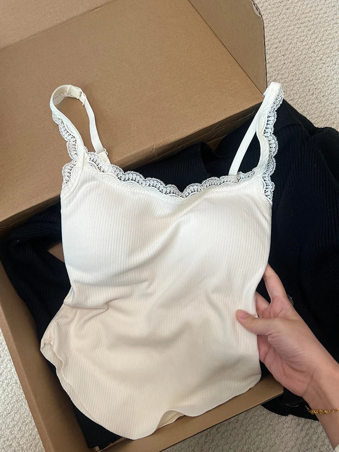 Canotta da donna calda foderata in pile con schiena in pizzo e spalline sottili, con imbottitura integrata a una coppe, top intimo.