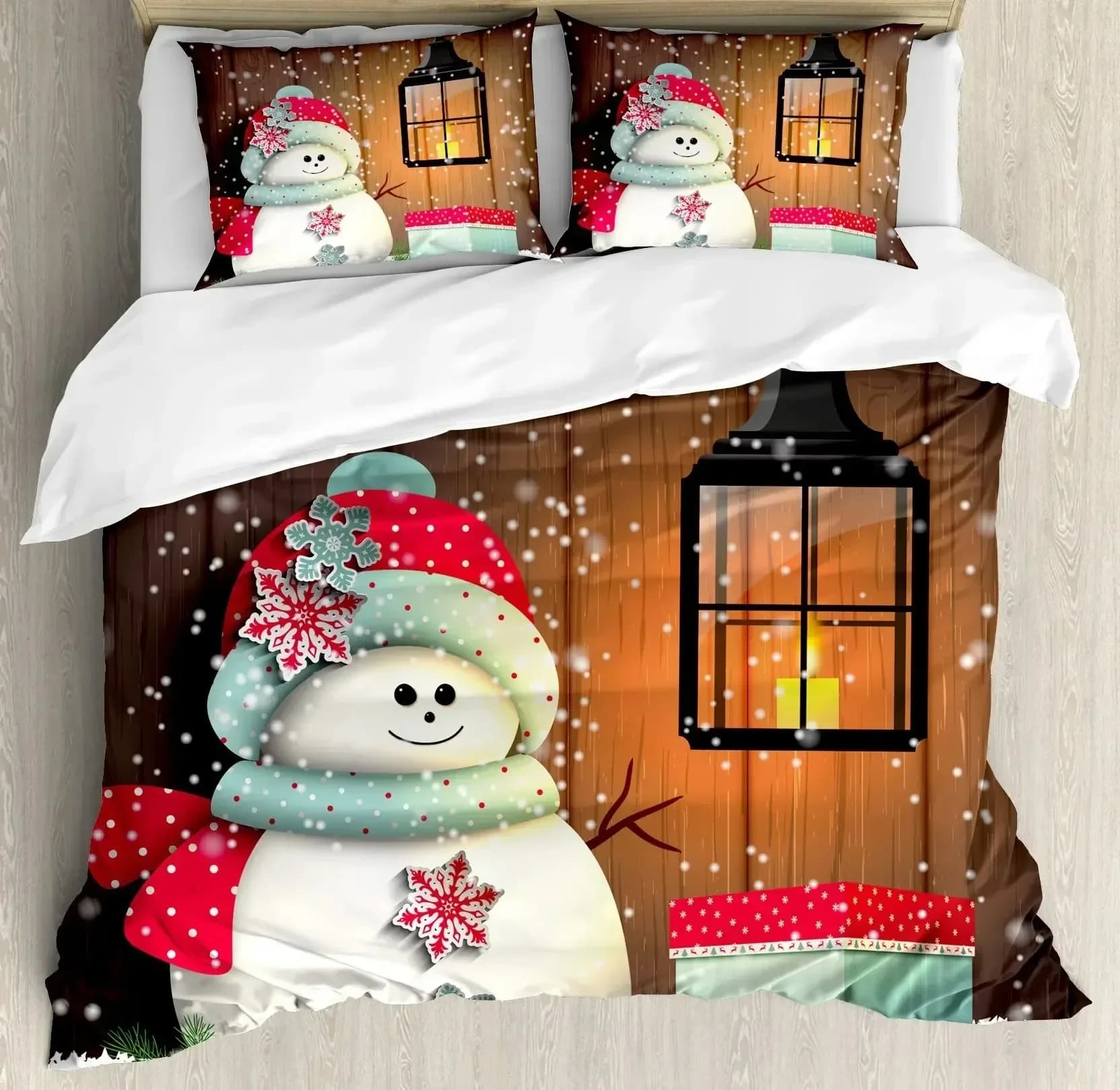 Set copripiumino natalizio, pupazzo di neve con cappello da Babbo Natale nel giardino con una scatola regalo e una candela, immagine a fumetti, set biancheria da letto in poliestere