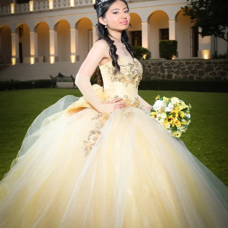 Abiti Quinceanera lucidi champagne Abito da ballo con spalle scoperte Applique in pizzo Perline Fiocco di cristallo Corsetto in tulle Compleanno Payty Sweet 16